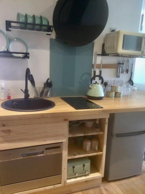 Henwick House Beautiful Flat,private Parking, Short Walk To Town Apartment